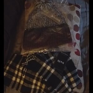 Igloo winter hat with tru/fit scarf